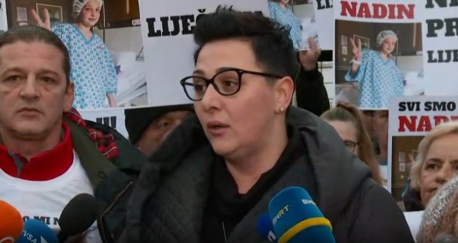 Majka Nadin Smajlović na protestima: Od KCUS-a nikad nismo dobili odgovor, danas bi bio 20. dan da mi je dijete bez terapije