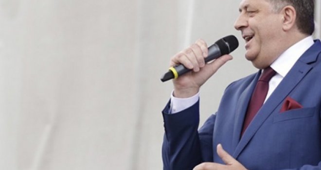 Nesretan u tijelu političara: Dodik izašao na binu, oteo mikrofon od popularnog pjevača i pustio glas slavuja 