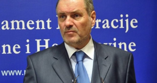 Preminuo bivši premijer Federacije BiH Mustafa Mujezinović, sutra komemoracija