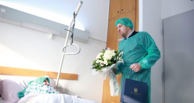 Abdulah Skaka sa cvijećem i darovima stigao u Opću bolnicu: Gradonačelnik Sarajeva obradovao sretnu majku