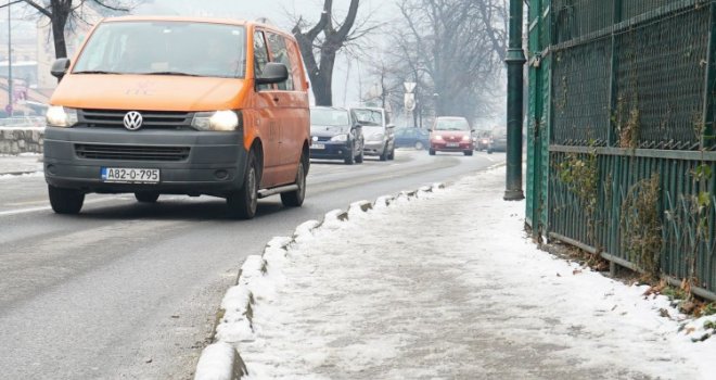 Putevi u BiH prohodni, ali saobraća se usporeno zbog raskvašenog snijega ili poledice na kolovozu
