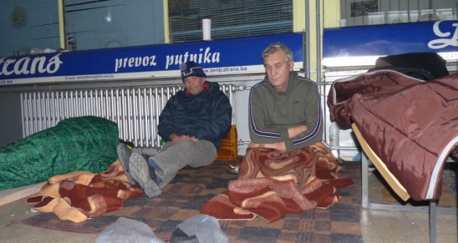 Radnici Zenicatransa prekinuli štrajk glađu, ostaje blokada Autobuske stanice: 'Što se tiče Kasumovića, svi mogu pomrijeti'
