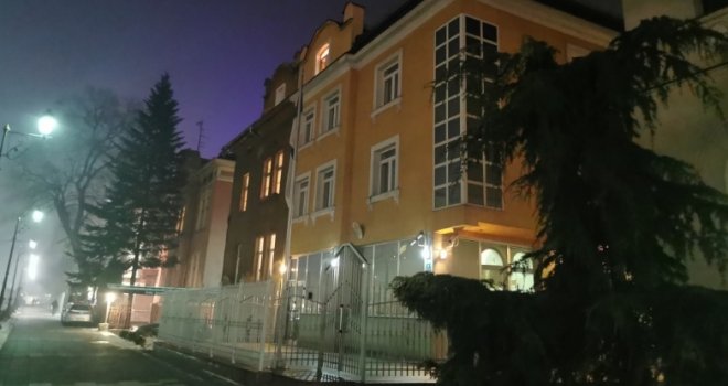 Muškarac napao policajce koji osiguravaju Ambasadu Srbije