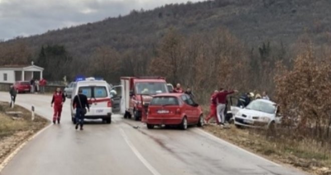 Užasna nesreća u BiH odnijela život 24-godišnjakinje u sudaru Renaulta i Mercedesa