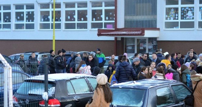 Roditelji bošnjačke djece iz Srebrenice protestuju ispred škole zbog skandalozne fotografije i veličanja četništva