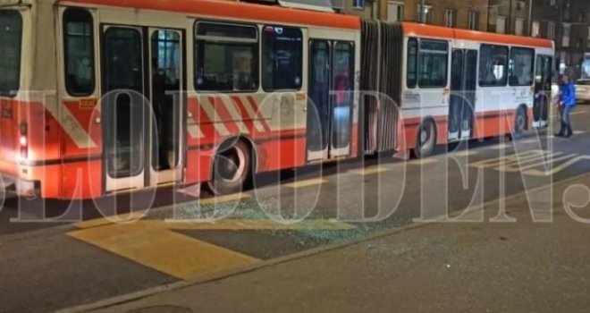 Nervozno popodne u Sarajevu: Putnik razbio staklo na trolejbusu, pa utekao... No, ne zadugo...