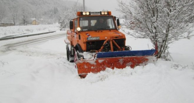 Padaju snijeg i ledena kiša, puše jak vjetar - na putevima u ovom dijelu Bosne zimski uslovi vožnje