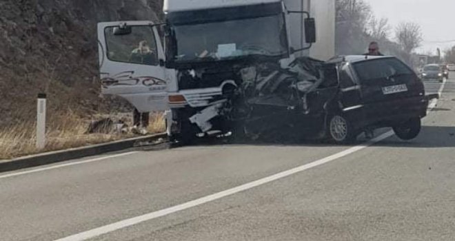 Stravična nesreća kod Mostara: Poginule dvije osobe, automobil podletio pod kamion