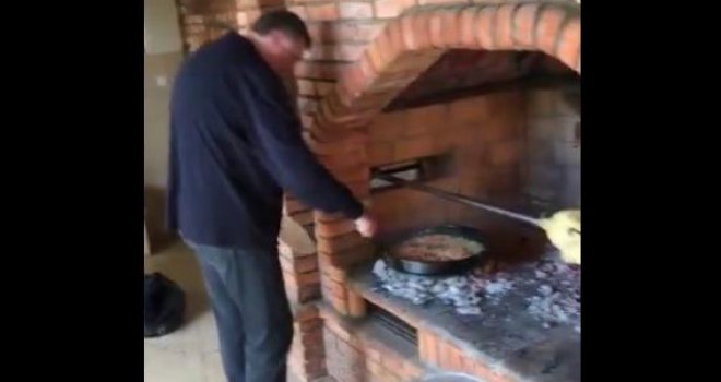 Okrenuo pile na ražnju: Sin Igor snimio šta Dodik radi oko roštilja