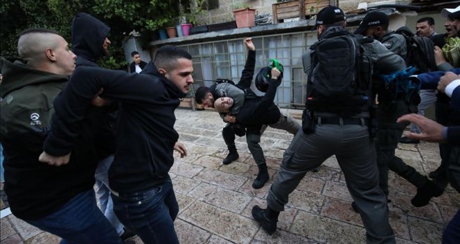 Vjernici se sukobili sa policijom jer im nisu dali da klanjaju bajram-namaz, barikade na ulazu u Stari Grad
