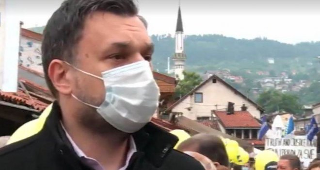 'Protesti i u RS, vruće ljeto i ružne scene iz BiH': Šta je Elmedin Konaković poručio sa protesta u Sarajevu