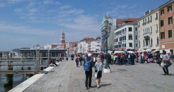 Turisti nakon pandemije pohrlili u Veneciju: Hiljade karata rezervisano, od ranog jutra redovi - zbog jednog događaja...   