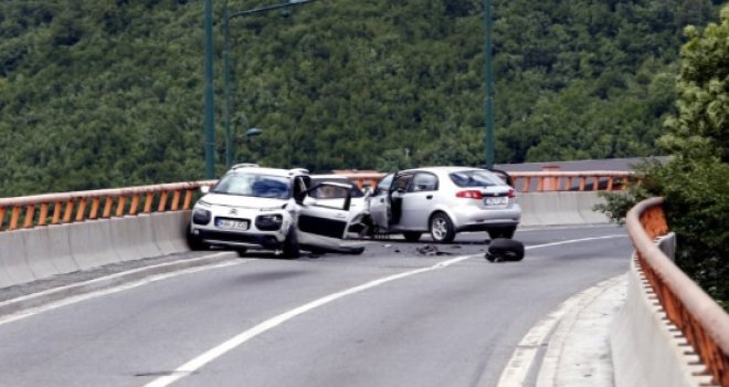Dvije teške saobraćajne nesreće u Sarajevu, najmanje četvero povrijeđenih