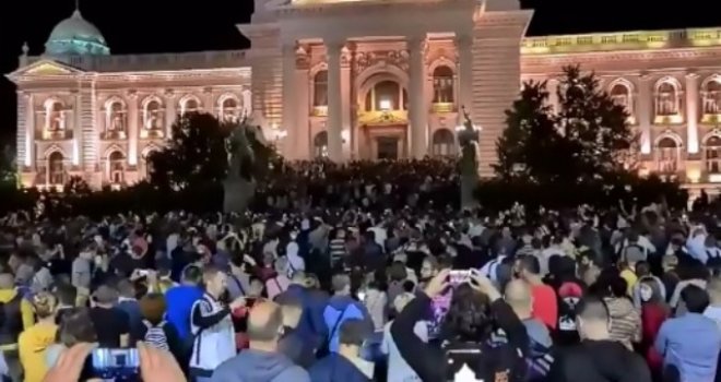 Haos u Beogradu, gnjev se izlio: Demonstranti ušli u Skupštinu, policija ih zasula suzavcem, oni uzvratili bakljama...  