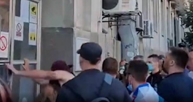 Neredi i u Novom Sadu: Demonstranti kamenjem gađaju policiju i zgradu Skupštine