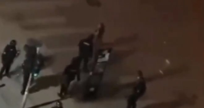 Skandalozni snimak: Policajac novinarku udario pendrekom po stražnjici!