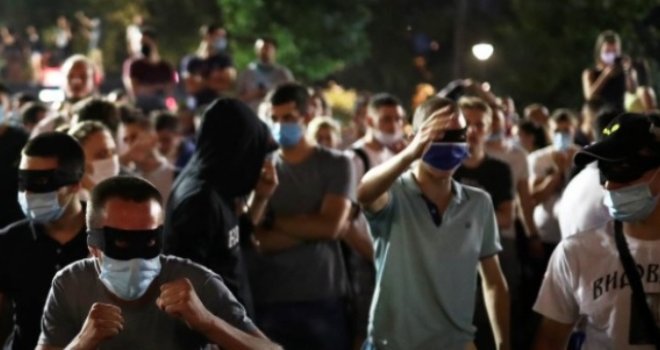 U Beogradu još jedna napeta noć: Sukobili se demonstranti, huligani bacaju baklje, izbila tuča ispred Skupštine...  