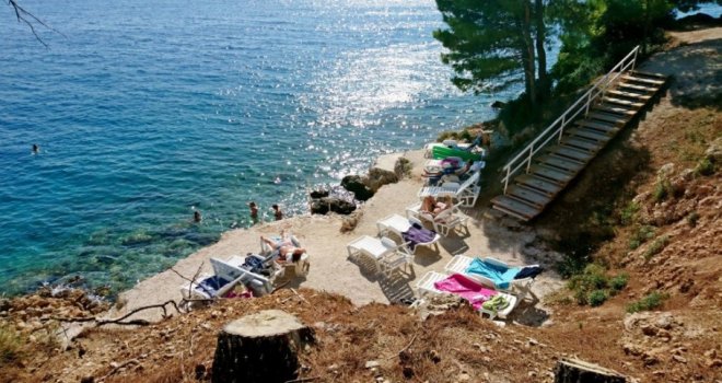Snježana Gudelj ponovo devastira jadransku obalu: (Su)vlasnica FIS-a napravila stepenice i prisvojila plažu u Omišu