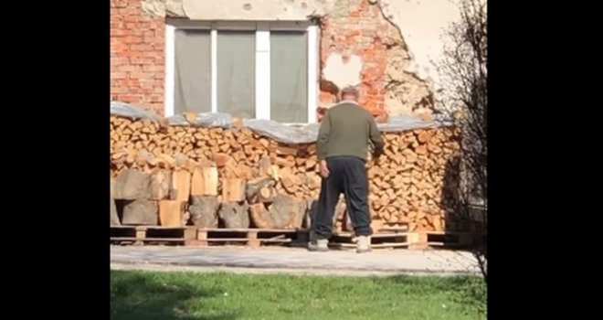 'Odavno jači video nismo imali': Baka i djed iz BiH nasmijali regiju - pogledajte kako unose drva u kuću