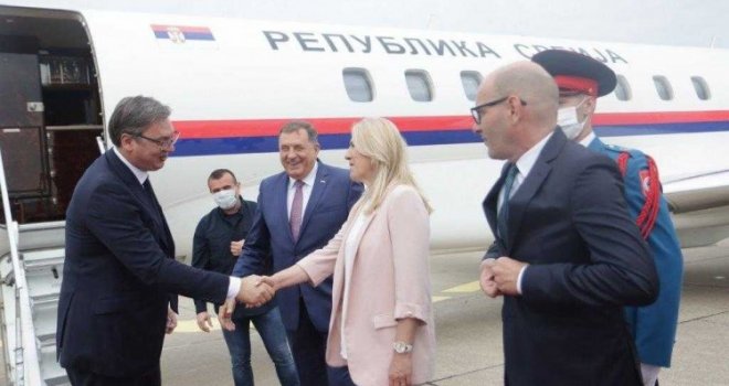 Razdragani Dodik nije skrivao oduševljenje: Vučić sletio u Banju Luku, dočekan na aerodromu