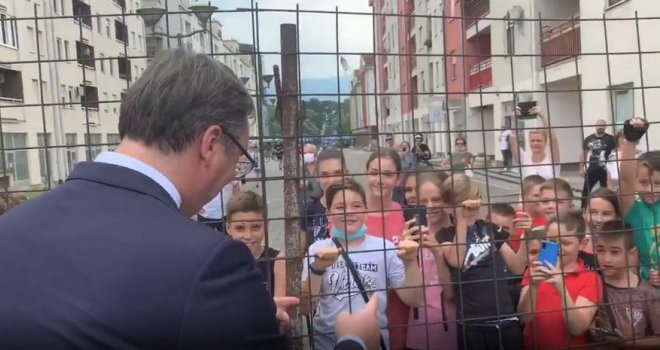 Vučić kroz zaštitnu ogradu dijelio djeci čokolade, Dodik ih pitao: Sarajevo ili Borac?