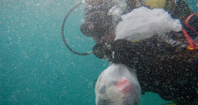 Maske i rukavice plutaju plažama, naučnici alarmiraju: Ubijanje života u moru do 2040. će se utrostručiti!