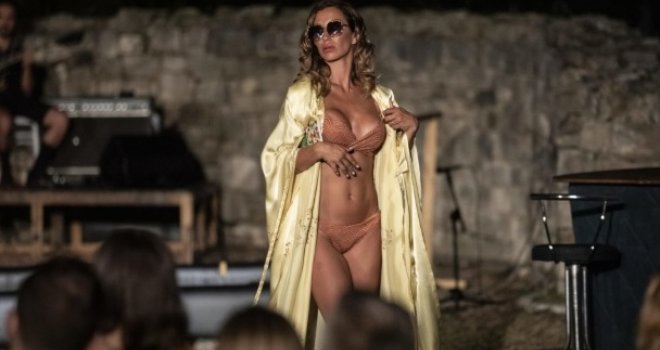 Mlada glumica iz susjedstva zbog koje publika ostaje bez daha: Na sceni u bikiniju, iza bine u prozirnoj haljini 