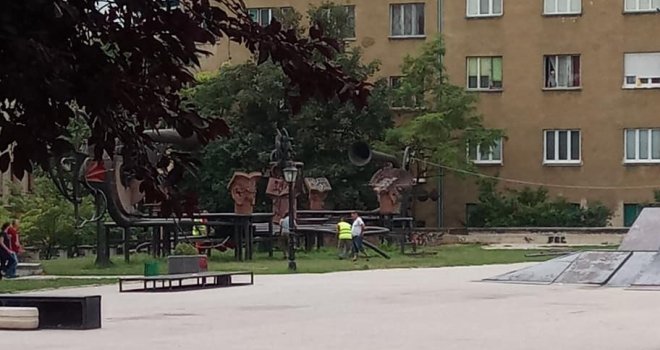 Šta se dešava u centru Sarajeva: Ko je naredio da se ukloni poznata skulptura u parku Hastahana?! Općina i policija šute...