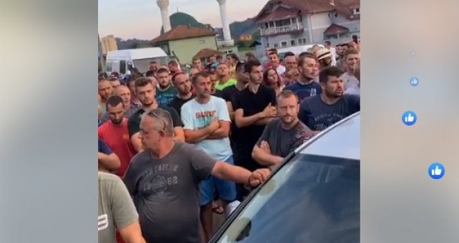 Rastu tenzije u Velikoj Kladuši zbog migranata: Sve više građana na ulicama, blokirali cestu, stigli specijalci...