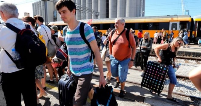 Talijanski mediji: 13 mladih iz jednog mjesta zaraženo na odmoru u Hrvatskoj