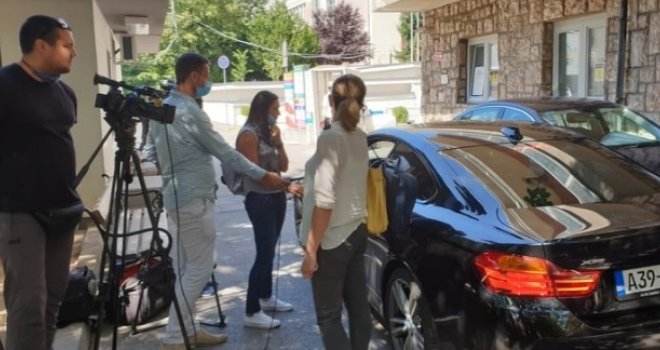 Ministar Kapidžić bijesno napustio sastanak u Općoj bolnici, a pred novinare nije htio izaći iz službenog vozila    