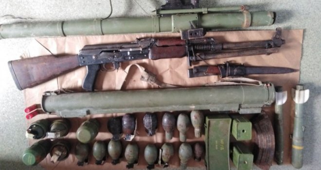 U Srebrenici pronađen arsenal oružja -  puškomitraljez, ručni bacači, bombe, tromblonske mine...