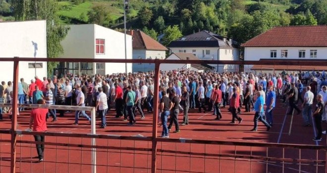 Oko hiljadu ljudi na posljednjem ispraćaju bračnog para Temimović i njihove bebe