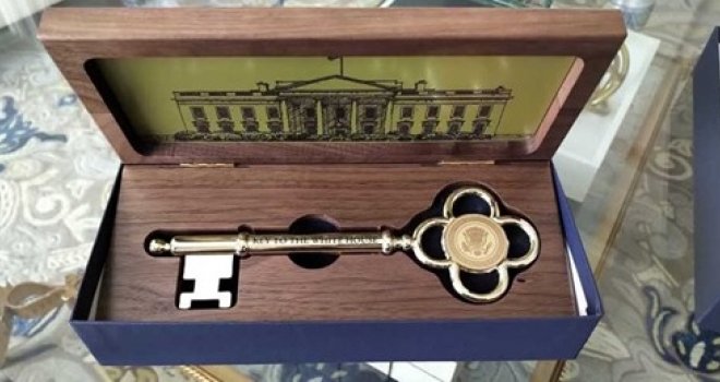 I kosovska delegacija dobila od Trumpa ključ Bijele kuće