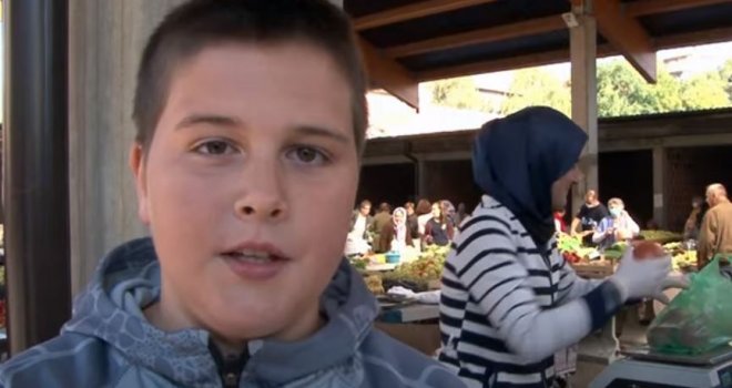 Dječak iz Novog Travnika prodaje na pijaci i zarađuje za život: Nema vremena za igru i druženje sa vršnjacima...