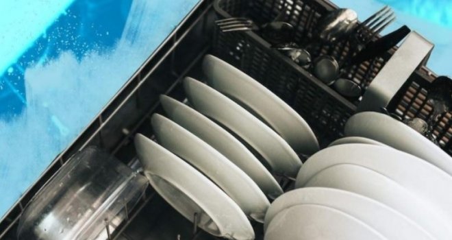 Evo zašto NE SMIJETE isprati suđe prije nego što ga stavite u mašinu!