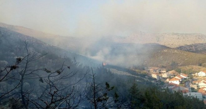 Veliki požar u Trebinju: Vatra prijeti kućama, širi se u dva kraka