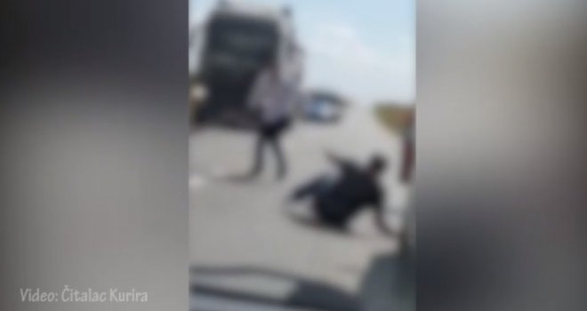Brutalni okršaj nasred ceste: Jedan drugog mlatili letvom, niko se nije usudio da im priđe... 