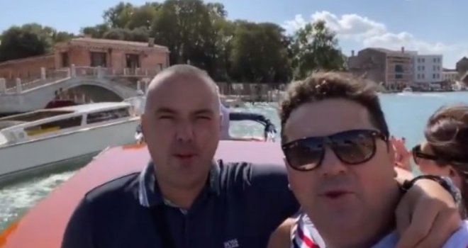 Objavio novi snimak i pohvalio se u javnosti: Nenad Stevandić pjeva četničku pjesmu dok plovi kanalima Venecije...