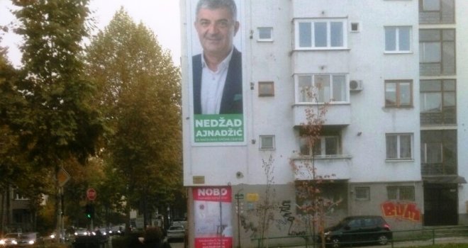 I Ajnadžić 'zarobio' fasadu: Nakon Prevljaka na Ilidži, SDA i u centru Sarajeva kandidate' vješa' po zgradama! 
