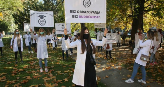 Studenti Medicinskog fakulteta u Sarajevu izašli na ulice: Ko će sutra da nas liječi?