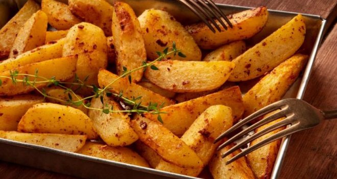 Danas za ručak spremite najukusniji pečeni krompir uz ovaj jednostavan savjet kuhara