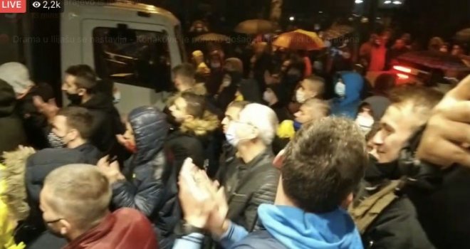 Stotine građana ispred Općine Ilijaš, Konaković opet stigao: Kamion odvozi dio izbornog materijala, drugi dio ostaje?