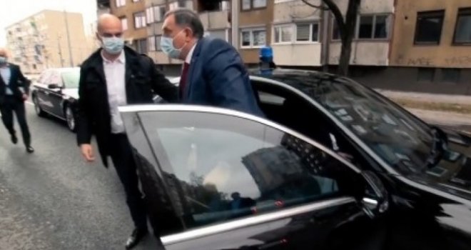 Ulice prazne, sirene, limuzina, obezbjeđenje...:  Pogledajte dolazak Milorada Dodika kod Senada Hadžifejzovića