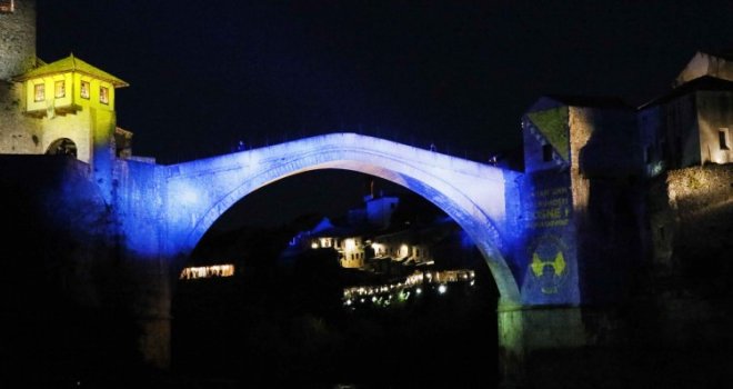 Stari most u Mostaru večeras u bojama bh. zastave