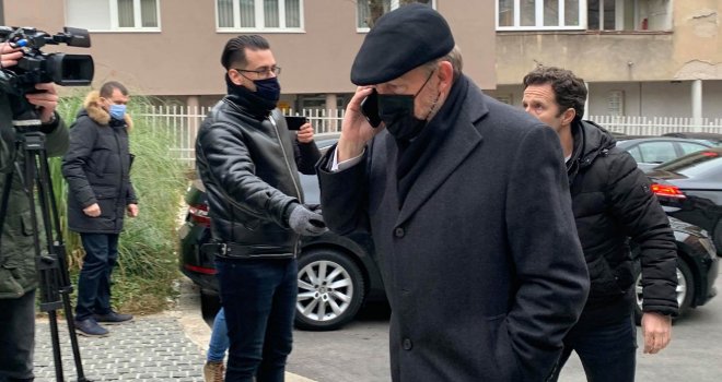 Sjednica Predsjedništva SDA u Sarajevu nakon burnih rasprava: Izetbegović priča na mobitel, kaže da 'daje izjavu'