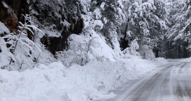 Snijeg uzrokovao brojne probleme na cesti: Obustavljen teretni saobraćaj na Romaniji, Ivan-Sedlu i Nišićima