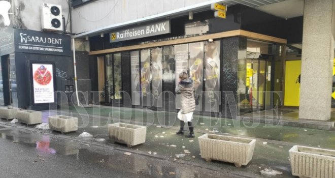 Prolaznici uznemireni: Obrušila se fasada zgrade u centru Sarajeva, žena i dijete u zadnji čas izbjegli tragediju...