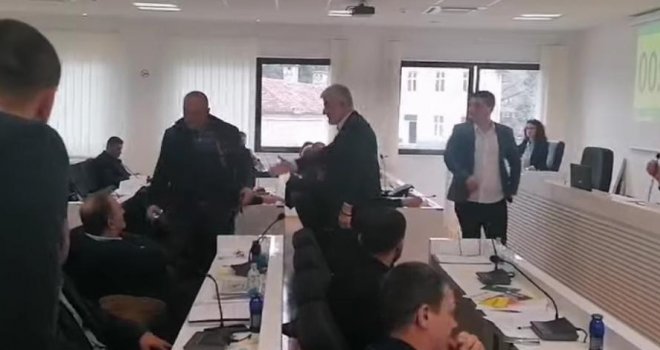 Šešeljev radikal u Skupštini Bileće napravio incident: 'Slomiću sve, nema opraštanja'