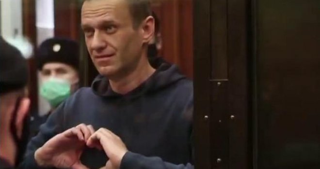Pogledajte šta je Navalni upućivao supruzi dok je slušao presudu